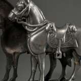 Paar Metallguss Doorstopper "Gezäumte und gesattelte Pferde", R.No 55341, England um 1890, 32,5x25x4/6cm - фото 2