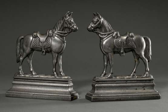 Paar Metallguss Doorstopper "Gezäumte und gesattelte Pferde", R.No 55341, England um 1890, 32,5x25x4/6cm - photo 3
