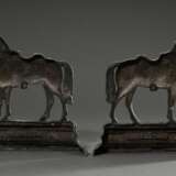Paar Metallguss Doorstopper "Gezäumte und gesattelte Pferde", R.No 55341, England um 1890, 32,5x25x4/6cm - photo 4
