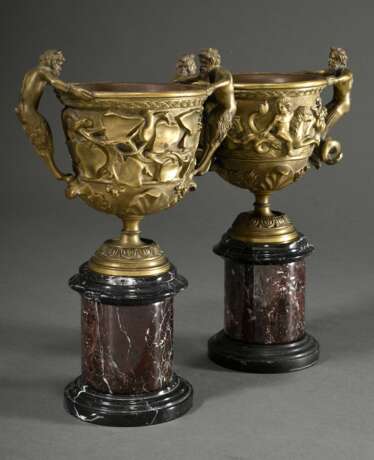 Paar Pokale nach antikem Vorbild mit umlaufendem Relieffries "Bacchanten" und vollplastischen Handhaben, Bronze auf Marmorsockeln, um 1880/1900, H. 26cm - фото 1