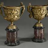 Paar Pokale nach antikem Vorbild mit umlaufendem Relieffries "Bacchanten" und vollplastischen Handhaben, Bronze auf Marmorsockeln, um 1880/1900, H. 26cm - photo 2