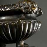 Bronze Tintenfass nach Renaissance Vorbild, über dreipassiger Plinthe auf Tatzenfüßen stehende kannelierte Schale mit Hundeköpfen und Deckel mit plastischem Armor, H. 16,5cm, Ø 11cm - Foto 4