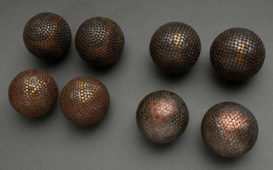 4 Diverse Paare Boulle Kugeln mit Dekorbeschlag aus Eisen-, Messing- und Kupfernägeln, Frankreich um 1900, Ø 9,5-10cm, Gebrauchsspuren - фото 1