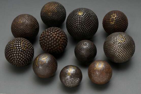 11 Diverse Boulle und Petanque Kugeln in verschiedenen Größen mit Dekorbeschlag aus Eisen- und Messingnägeln, Frankreich um 1900, Ø 7-12cm, Gebrauchsspuren - фото 1