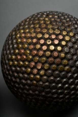 11 Diverse Boulle und Petanque Kugeln in verschiedenen Größen mit Dekorbeschlag aus Eisen- und Messingnägeln, Frankreich um 1900, Ø 7-12cm, Gebrauchsspuren - Foto 4