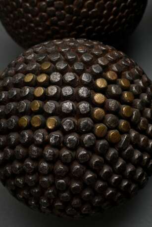 11 Diverse Boulle und Petanque Kugeln in verschiedenen Größen mit Dekorbeschlag aus Eisen- und Messingnägeln, Frankreich um 1900, Ø 7-12cm, Gebrauchsspuren - photo 5