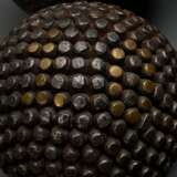 11 Diverse Boulle und Petanque Kugeln in verschiedenen Größen mit Dekorbeschlag aus Eisen- und Messingnägeln, Frankreich um 1900, Ø 7-12cm, Gebrauchsspuren - Foto 5