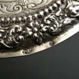 Ovales Régence Präsentoir mit reich dekoriertem Rand auf Tatzenfüßen, um 1720, MZ: "PW", Silber, 159g, 13x18,5cm - Foto 3