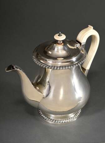 Bauchige Kaffeekanne mit Elfenbein Handhabe und Knauf, Löwenkopfgravur, MZ: Rebecca Emes und Edward Barnard I, London 1822, Silber 925, 524g, H. 22cm, Genehmigung nach Art. 10d VO (EG 338/97) liegt vor (kein Export außer… - Foto 1