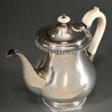 Bauchige Kaffeekanne mit Elfenbein Handhabe und Knauf, Löwenkopfgravur, MZ: Rebecca Emes und Edward Barnard I, London 1822, Silber 925, 524g, H. 22cm, Genehmigung nach Art. 10d VO (EG 338/97) liegt vor (kein Export außer… - Foto 1