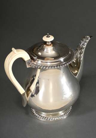 Bauchige Kaffeekanne mit Elfenbein Handhabe und Knauf, Löwenkopfgravur, MZ: Rebecca Emes und Edward Barnard I, London 1822, Silber 925, 524g, H. 22cm, Genehmigung nach Art. 10d VO (EG 338/97) liegt vor (kein Export außer… - photo 2