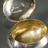 Ovale Spätbiedermeier Zuckerdose auf 4 Füßen mit plastischem Astgriff, MZ: M, Silber 12 Lot innen vergoldet, 250g, 12x13x9cm, leichte Druckstellen - photo 3