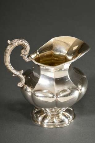 Spätbiedermeier Milchgießer mit bombiertem Korpus und ornamentalem Ohrenhenkeln, MZ: Spille, Silber 12 Lot, 163g, H. 12,4cm - photo 2