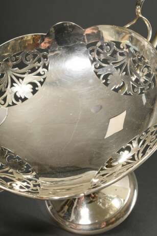 Eleganter Konfektaufsatz mit vierfach floral durchbrochener Schale und ausladenden Henkeln, MZ: Garrard & Co Ltd, London 1921, Silber, 436g, H. 20,5cm, Ø 21cm - Foto 2