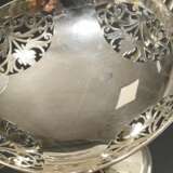 Eleganter Konfektaufsatz mit vierfach floral durchbrochener Schale und ausladenden Henkeln, MZ: Garrard & Co Ltd, London 1921, Silber, 436g, H. 20,5cm, Ø 21cm - photo 2