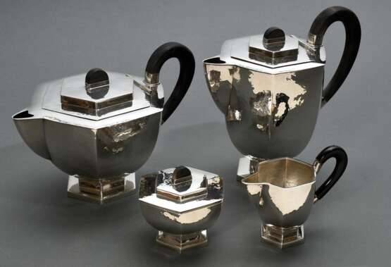 4 Teile martelliertes Art Deco Kaffee- und Teeservice in hexagonaler Form mit schwarzen Holz Handhaben und bogenförmigen Knäufen, Entw./Ausf. Joseph Schmid / Schwäbisch Gmünd um 1925-1930, Silber 800, 1800g, bestehend au… - Foto 1