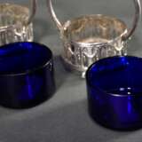 Paar Salieren in klassischer Körbchenform mit blauen Glaseinsätzen, Silber 800, 29g (ohne Glas), H. 7cm, 1 Henkel beweglich - Foto 2