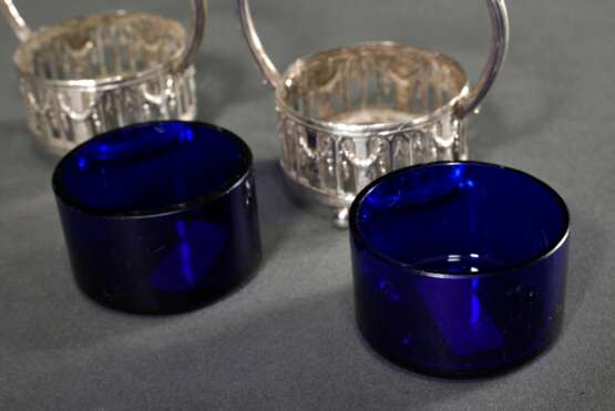 Paar Salieren in klassischer Körbchenform mit blauen Glaseinsätzen, Silber 800, 29g (ohne Glas), H. 7cm, 1 Henkel beweglich - Foto 2