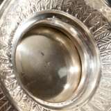 Punchbowl mit getriebenem Ranken- und Blattdekor auf rundem Fuß, Silber, 253g, H. 12cm, Ø 15,5cm - photo 3