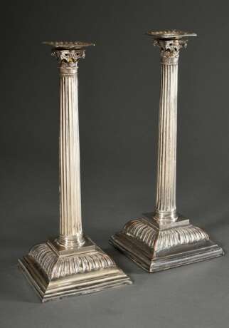 Paar große versilberte Säulenleuchter mit durchbrochenen Komposit Kapitellen und getreppten Basen, 1. Viertel 19.Jh., H. 37,5cm, 1 Bodenplatte fehlt - Foto 1