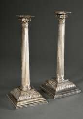 Paar große versilberte Säulenleuchter mit durchbrochenen Komposit Kapitellen und getreppten Basen, 1. Viertel 19.Jh., H. 37,5cm, 1 Bodenplatte fehlt