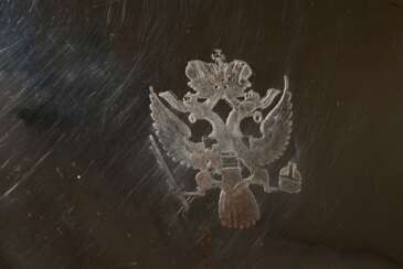 Großer versilberter Gebäck- oder Obstkorb mit Klappbügel und gerilltem Rand, im Spiegel graviertes Wappen &quot;Habsburger Doppeladler&quot;, um 1800/1820, 32,8x26cm, min. durchgerieben