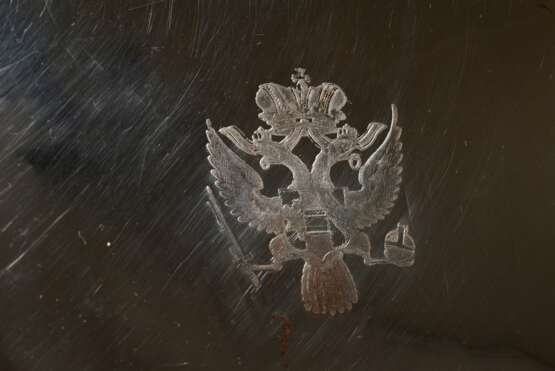 Großer versilberter Gebäck- oder Obstkorb mit Klappbügel und gerilltem Rand, im Spiegel graviertes Wappen "Habsburger Doppeladler", um 1800/1820, 32,8x26cm, min. durchgerieben - photo 1
