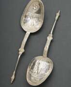 Cutlery. 2 Holländische Löffel mit getriebenem Dekor &quot;Bauernhaus und Mann&quot;, Amsterdam, Silber 930, 88g, L. 18cm