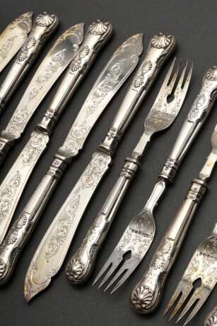 12 Teile Fischbesteck mit ornamental gravierten Klingen und Laffen im Kings Pattern mit Monogramm "H", bestehend aus: je 6 Messern und Gabeln, MZ: Joseph & Horace Savory, Goldsmiths' Alliance Ltd, London 18… - Foto 1