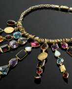 Aperçu. Extravagantes Multicolor Collier mit Topasen, Citrinen, Rauchquarzen, Turmalinen, Amethysten, Granat, Opalen sowie handgehämmerten Blättchen in Gelbgold 750 an Silber vergoldeter Königskette mit Gelbgold 585 Schließe, En…