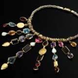 Extravagantes Multicolor Collier mit Topasen, Citrinen, Rauchquarzen, Turmalinen, Amethysten, Granat, Opalen sowie handgehämmerten Blättchen in Gelbgold 750 an Silber vergoldeter Königskette mit Gelbgold 585 Schließe, En… - photo 2