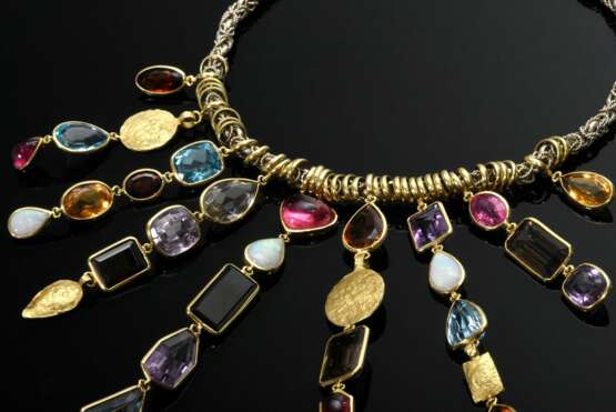 Extravagantes Multicolor Collier mit Topasen, Citrinen, Rauchquarzen, Turmalinen, Amethysten, Granat, Opalen sowie handgehämmerten Blättchen in Gelbgold 750 an Silber vergoldeter Königskette mit Gelbgold 585 Schließe, En… - photo 3