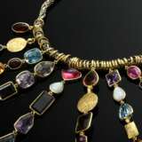 Extravagantes Multicolor Collier mit Topasen, Citrinen, Rauchquarzen, Turmalinen, Amethysten, Granat, Opalen sowie handgehämmerten Blättchen in Gelbgold 750 an Silber vergoldeter Königskette mit Gelbgold 585 Schließe, En… - photo 3