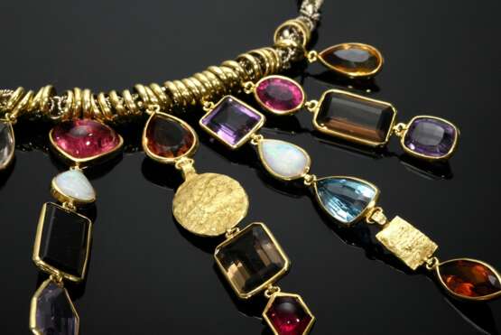 Extravagantes Multicolor Collier mit Topasen, Citrinen, Rauchquarzen, Turmalinen, Amethysten, Granat, Opalen sowie handgehämmerten Blättchen in Gelbgold 750 an Silber vergoldeter Königskette mit Gelbgold 585 Schließe, En… - photo 5