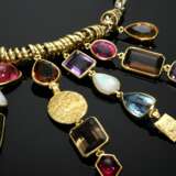 Extravagantes Multicolor Collier mit Topasen, Citrinen, Rauchquarzen, Turmalinen, Amethysten, Granat, Opalen sowie handgehämmerten Blättchen in Gelbgold 750 an Silber vergoldeter Königskette mit Gelbgold 585 Schließe, En… - photo 5