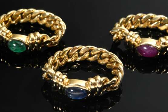 3 Diverse flexible Gelbgold 750 Gliederkettenringe mit Saphir-, Rubin- und Smaragd Cabochon, zus. 20,95g, Gr. 55/56 - Foto 1