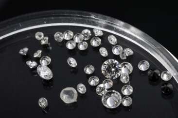 Konvolut diverser ungefasster Diamanten (zus. ca. 0.60ct/VSI/W) im Brillantschliff, dazu diverse Diamantrosen, Splitter und 2 schwarze Diamanten