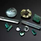 Konvolut diverser ungefasster Edelsteine in unterschiedlichen Schliffen und Formen: Aquamarine (zus. ca. 5.05ct), Smaragde (zus. ca. 1.50ct) und 1 Beryll (ca. 1.50ct) - photo 1