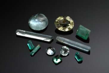 Konvolut diverser ungefasster Edelsteine in unterschiedlichen Schliffen und Formen: Aquamarine (zus. ca. 5.05ct), Smaragde (zus. ca. 1.50ct) und 1 Beryll (ca. 1.50ct)