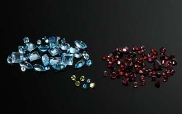 Konvolut diverser ungefasster Edelsteine: Peridots (zus. ca. 1.20ct), Zirkone (zus. ca. 0.75ct), Granate (zus. ca. 25ct) und blaue Topase (zus. ca. 90.75ct) in unterschiedlichen Schliffen und Formen