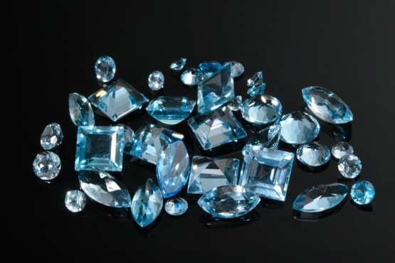 Konvolut diverser ungefasster Edelsteine: Peridots (zus. ca. 1.20ct), Zirkone (zus. ca. 0.75ct), Granate (zus. ca. 25ct) und blaue Topase (zus. ca. 90.75ct) in unterschiedlichen Schliffen und Formen - photo 4
