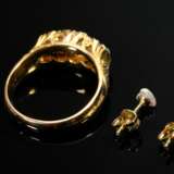 3 Teile Opalschmuck: gravierter Gelbgold 875 Ring mit Opalcabochons und kleinen Diamantrosen, um 1915 (Gr. 55) und Paar Gelbgold 333/585 Ohrstecker mit Opalherzen (Ø 4mm), zus. 5,5g - photo 3