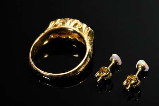 3 Teile Opalschmuck: gravierter Gelbgold 875 Ring mit Opalcabochons und kleinen Diamantrosen, um 1915 (Gr. 55) und Paar Gelbgold 333/585 Ohrstecker mit Opalherzen (Ø 4mm), zus. 5,5g - Foto 3