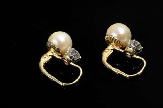 Paar Gelbgold 585 Ohrringe mit Zuchtperlen (Ø 7,1mm) und Altschliff Diamanten (zus. ca. 0.44ct/P1/CR), 2,8g, L. 1,5cm - фото 2