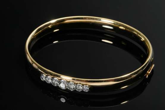 Ovaler glatter Gelbgold 750 Scharnierarmreif mit Brillantleiste (zus. ca. 1.20ct/VSI/TW) in Weißgold gefasst, Juwelier Hansen, Hamburg, 30,6g, innen Ø 6,3x5,4cm - Foto 2