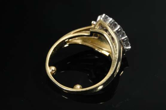 Moderner Gelbgold 585 Ring mit schräg gesetzter Brillantleiste (zus. ca. 0.40ct/VSI/W) auf dreifach geteilter Schiene, 5g, Gr. 50 - photo 3