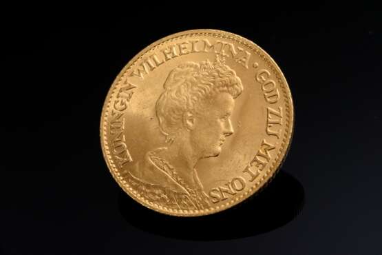 2 Diverse Münzen: 1 Gelbgold 900 „10 Gulden Münze Königin Wilhelmina, Niederlande, 1917“ (6,72g, Ø 2,2cm) und 1 eingeschweißte Gelbgold 999,9 „5 Dollars, 1/10 Unze, Königin Elisabeth II, Canada“ (3,11g, Ø 1,6cm)… - photo 2