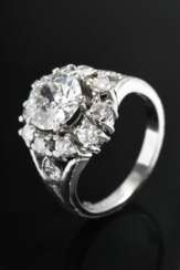 Weißgold 750 Entourage Ring mit Diamant Solitär (ca. 1.50ct, P1/W-TCR) in Diamantlunette (zus. ca. 0.50ct, P1-2/W), 6g, Gr. 49, etwas beschädigt