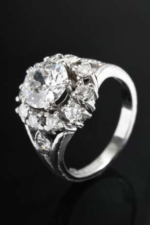 Weißgold 750 Entourage Ring mit Diamant Solitär (ca. 1.50ct, P1/W-TCR) in Diamantlunette (zus. ca. 0.50ct, P1-2/W), 6g, Gr. 49, etwas beschädigt - Foto 1