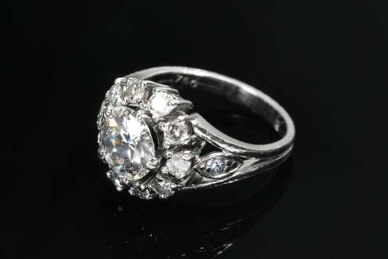 Weißgold 750 Entourage Ring mit Diamant Solitär (ca. 1.50ct, P1/W-TCR) in Diamantlunette (zus. ca. 0.50ct, P1-2/W), 6g, Gr. 49, etwas beschädigt - Foto 2